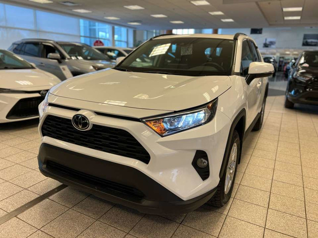 2020 Toyota RAV4 XLE + AWD + TOIT OU in Cars & Trucks in City of Montréal - Image 2