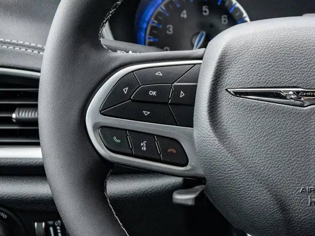 2025 Chrysler Pacifica Select in Cars & Trucks in Barrie - Image 21