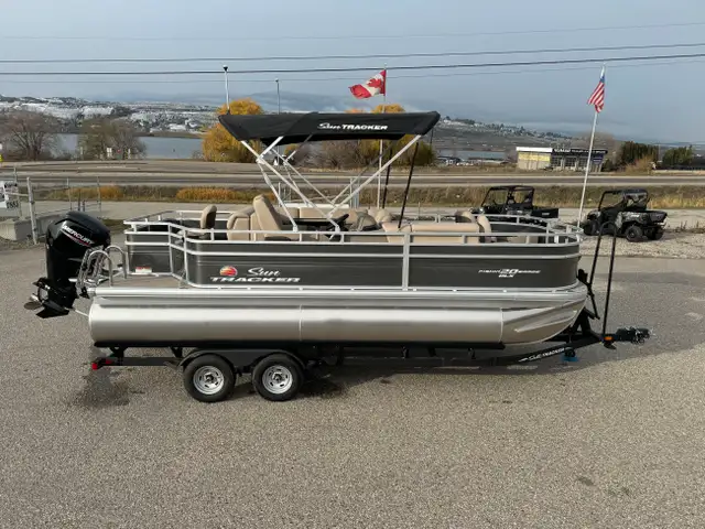 2025 Sun Tracker Fishin' Barge 20 DLX, pontoon boat in Powerboats & Motorboats in Vernon - Image 3
