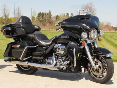 NEW PRICE! - This Amazing 2017 Electra Glide Ultra Classic has the Strong Milwaukee Eight 107ci Moto...