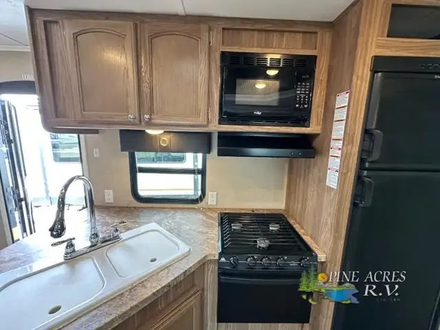 2015 Shasta RVs Revere 32DS in Travel Trailers & Campers in Truro - Image 16