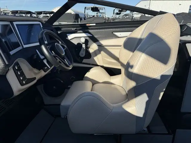 2021 Centurion Ri245 in Powerboats & Motorboats in Kelowna - Image 15