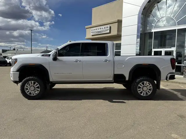 2021 GMC Sierra 3500HD Denali Crew Cab 4WD | V8 Diesel | dans Autos et camions dans Ville d’Edmonton - Image 4