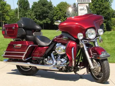 This 1 Owner 2010 ULTRA Looks and Rides Fantastic, It has the 2009-up newer touring frame which prov...