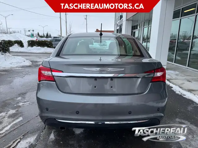 2012 Chrysler 200 in Cars & Trucks in Longueuil / South Shore - Image 6