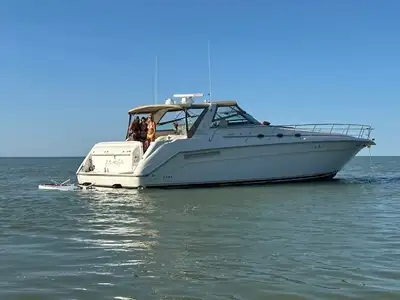 Very clean freshwater 500 Sundancer. Twin Detroit Diesel 6V92T's. Kohler 13.5 kw diesel generator. A...