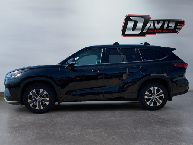 2022 Toyota Highlander in Cars & Trucks in Medicine Hat - Image 2