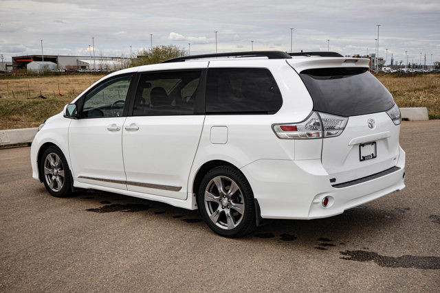 2017 Toyota Sienna SE LEATHER SUNROOF in Cars & Trucks in Strathcona County - Image 2