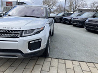THIS VEHICLE COMES WITH AN ADDITIONAL SET OF WINTER TIRES AND RIMS! The 2019 Range Rover Evoque SE i... (image 2)