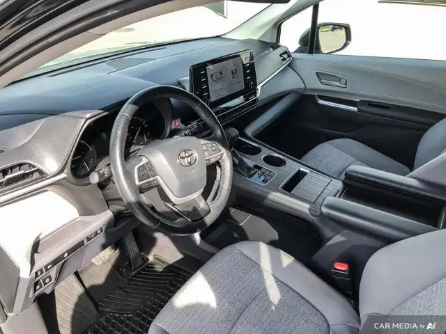 2021 Toyota Sienna LE | Third Row Seating | Apple/Android in Cars & Trucks in Calgary - Image 17