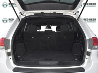 Get behind the wheel of the 2015 Jeep Grand Cherokee Laredo 4 4 in an elegant white finish, perfect... (image 7)