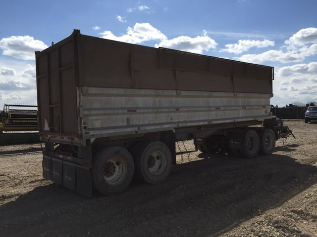 1989 M&M Welding 28 Ft Quad Axle Wagon End Dump Trailer in Heavy Equipment in Grande Prairie - Image 3