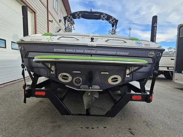 2014 CENTURION SV244 (FINANCING AVAILABLE) in Powerboats & Motorboats in Kelowna - Image 5