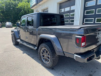 2021 Jeep Gladiator 4x4 Overland with the 3.6L and only 108,000kms. Equipped with the Leather Packag... (image 7)