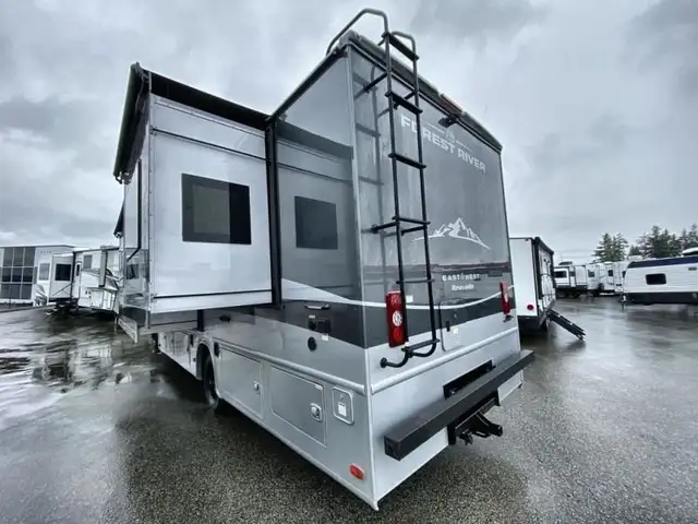 2025 EAST TO WEST Bravado 33DS in RVs & Motorhomes in Abbotsford - Image 8