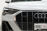 Get noticed in this beautiful Glacier White Metallic SUV! Treat yourself to the features you deserve... (image 2)