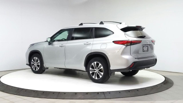 2023 Toyota Highlander XLE in Cars & Trucks in Lethbridge - Image 3