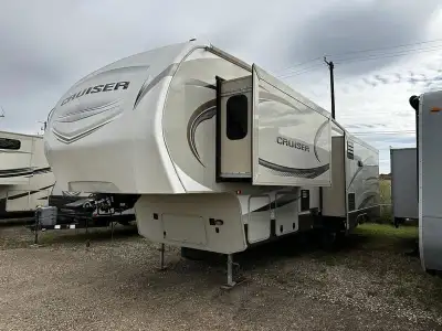 2015 CrossRoads RV Cruiser CF333RL Engineered for easy towing and comfort. The "Evolved" six sided f...