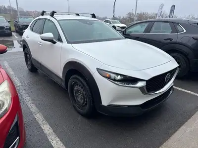 Le Mazda CX-30 AWD Preferred 2022 se positionne comme un VUS sous-compact raffiné, alliant performan...