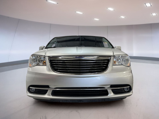 2012 Chrysler Town & Country Touring in Cars & Trucks in Moose Jaw - Image 2