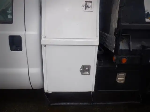 2008 ford F-550 Dump Box 2WD in Heavy Trucks in Richmond - Image 27