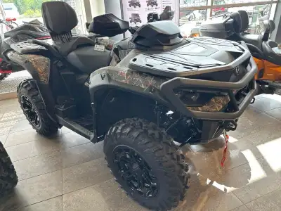 CAN-AM Outlander MAX XT 1000R 2025 LES EXTRAS SONT DE SÉRIE. La protection extérieure renforcée les...
