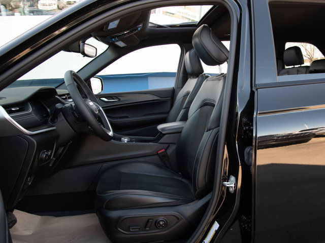 2024 Jeep Grand Cherokee Laredo in Cars & Trucks in Calgary - Image 2