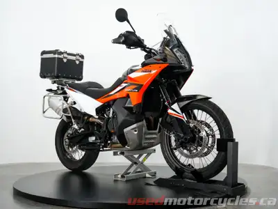 This clean 890 is a popular mid size Adventure bike, it features a skid plate, hand guards, case hol...