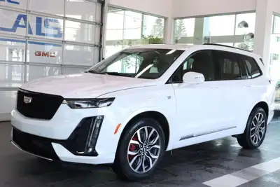 Étonnamment spacieux, redoutablement performant et incroyablement élégant, le Cadillac XT6 est absol...