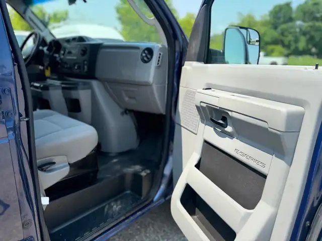 2014 Ford Econoline Wagon 15 Passenger in Cars & Trucks in Oakville / Halton Region - Image 16