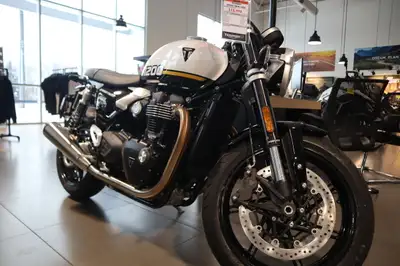 2025 Triumph Speed Twin 1200 Crystal White/Sapphire Black $500 GEAR CASH ! STUNNING Stunning and unc...