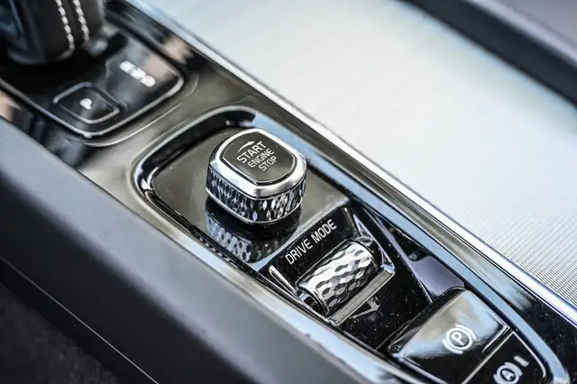 2021 Volvo XC60 in Cars & Trucks in City of Montréal - Image 29