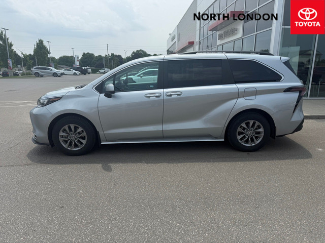 2024 Toyota Sienna XLE 8-Passenger CLEAN CARFAX - 7-SEATER -... in Cars & Trucks in London - Image 2