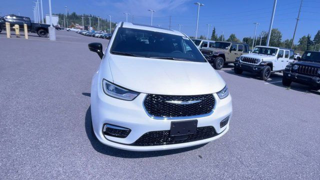 2026 Chrysler Pacifica Select | AWD | 7 Passenger | Leather in Cars & Trucks in Prince George - Image 4