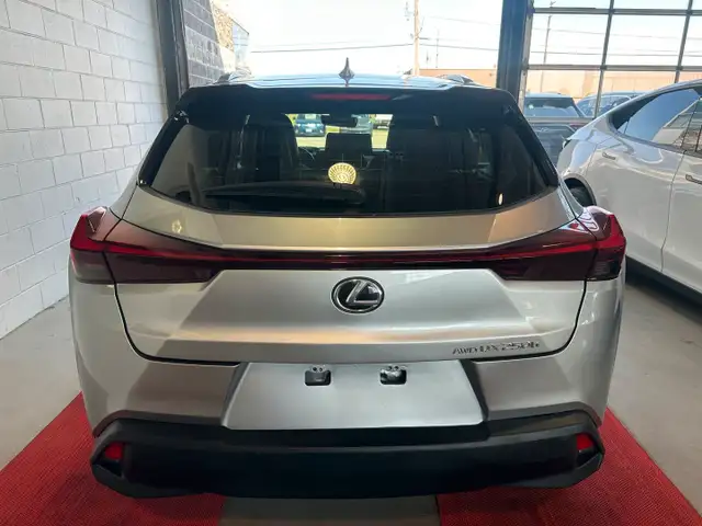 2024 Lexus UX 250h dans Autos et camions dans Région d’Oakville/Halton - Image 7