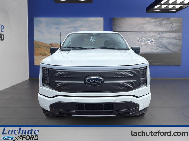 Ford F-150 Lightning XLT 4WD SuperCrew 5.5' Box 2023 à vendre in Cars & Trucks in Laurentides - Image 2
