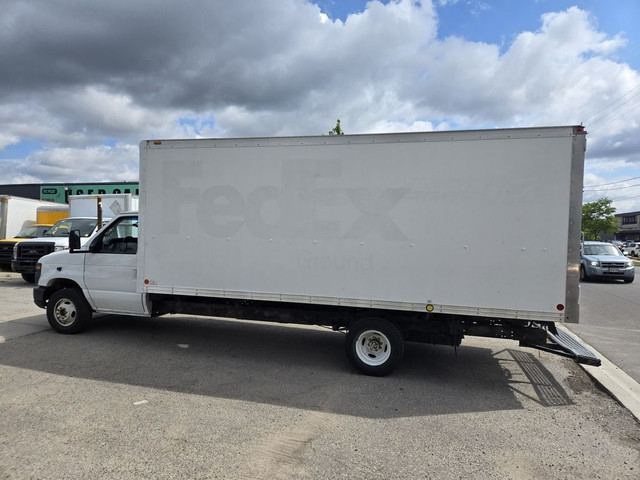 2016 Ford E-450 E-450 - 18Ft Box - Ramp - V8 Gasoline - CERTIFIE in Cars & Trucks in City of Toronto - Image 2