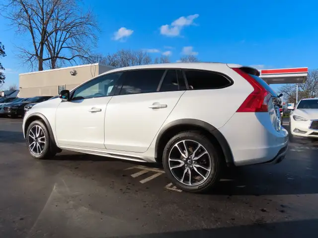 2016 Volvo V60 Cross Country T5 PREMIER PKG AWD - WAGON - LEATHE in Cars & Trucks in Oakville / Halton Region - Image 13
