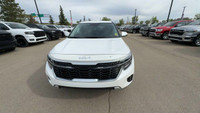 This Kia Seltos is equipped with: Cloth Seats, Heated front seats, Heated steering wheel, Air Condit... (image 5)