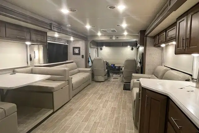 2022 Thor Miramar 35.2 – Pre-Owned Class A Motorhome.  in RVs & Motorhomes in Red Deer - Image 42