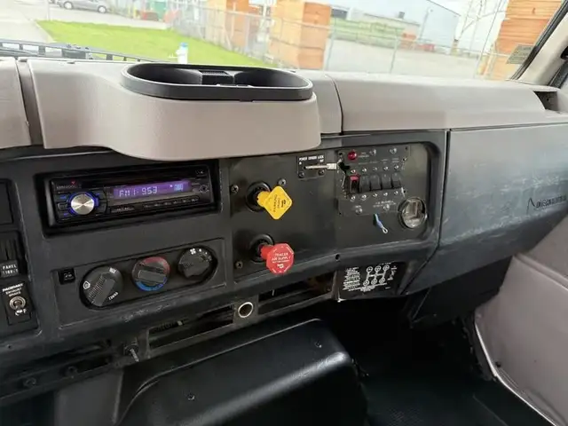 2000 international 4900 25 Foot Roll-Off Flat Deck Tow Truck Man in Heavy Trucks in Richmond - Image 29