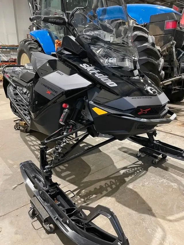 2021 SKIDOO RENEGADE XRS (FINANCING AVAILABLE) in Snowmobiles in Saskatoon - Image 2