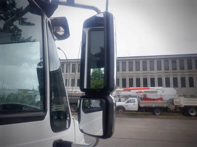 2012 international DuraStar 4300 Welding Service Truck with Air  in Heavy Trucks in Richmond - Image 24
