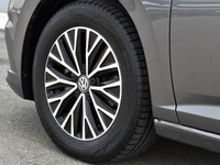 Meet the 2021 Volkswagen Jetta Comfortline in a stunning gray finish, featuring a Front-Wheel Drive... (image 8)