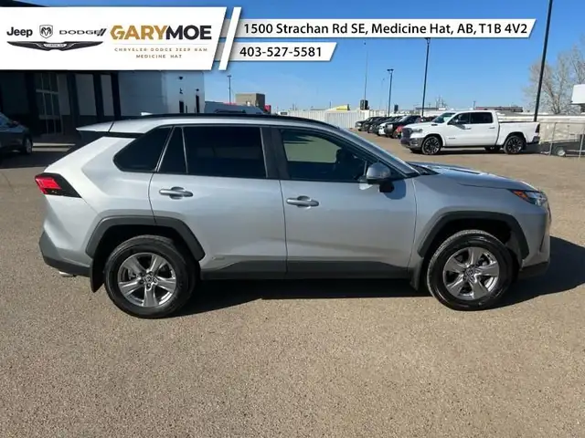2023 Toyota RAV4 Hybrid XLE - Sunroof - Power Liftgate in Cars & Trucks in Medicine Hat - Image 3