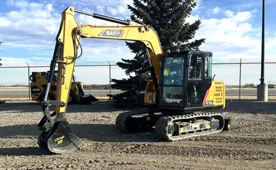 Very clean low hour machine available - equipped with a wedge coupler and a dig bucket - knock down...