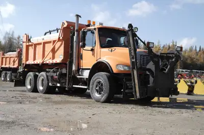 year:2006 , freightliner truck, viking chives dump box and liquid de-icer system , 18000 lb front ax...