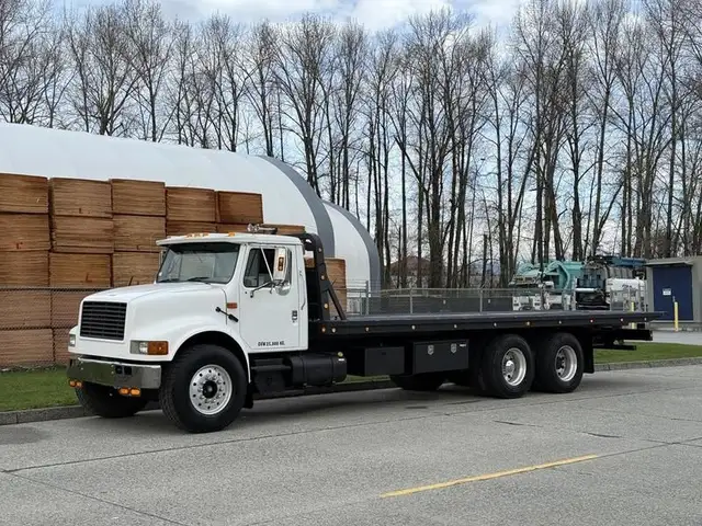 2000 international 4900 25 Foot Roll-Off Flat Deck Tow Truck Man in Heavy Trucks in Richmond - Image 6