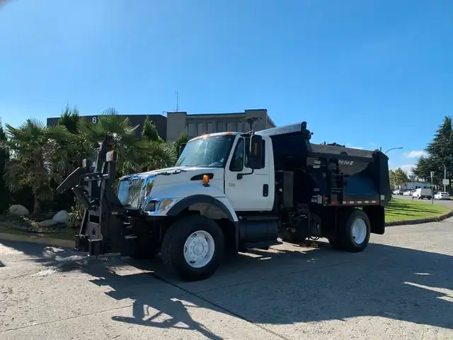 2007 international 7300 Dump Truck With Plow and Spreader Diesel in Heavy Trucks in Richmond - Image 6