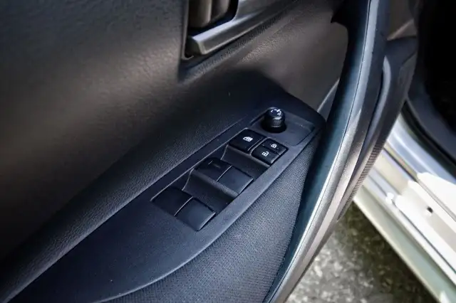2024 Toyota Corolla LE - Heated Seats - Apple CarPlay dans Autos et camions dans Ottawa - Image 8